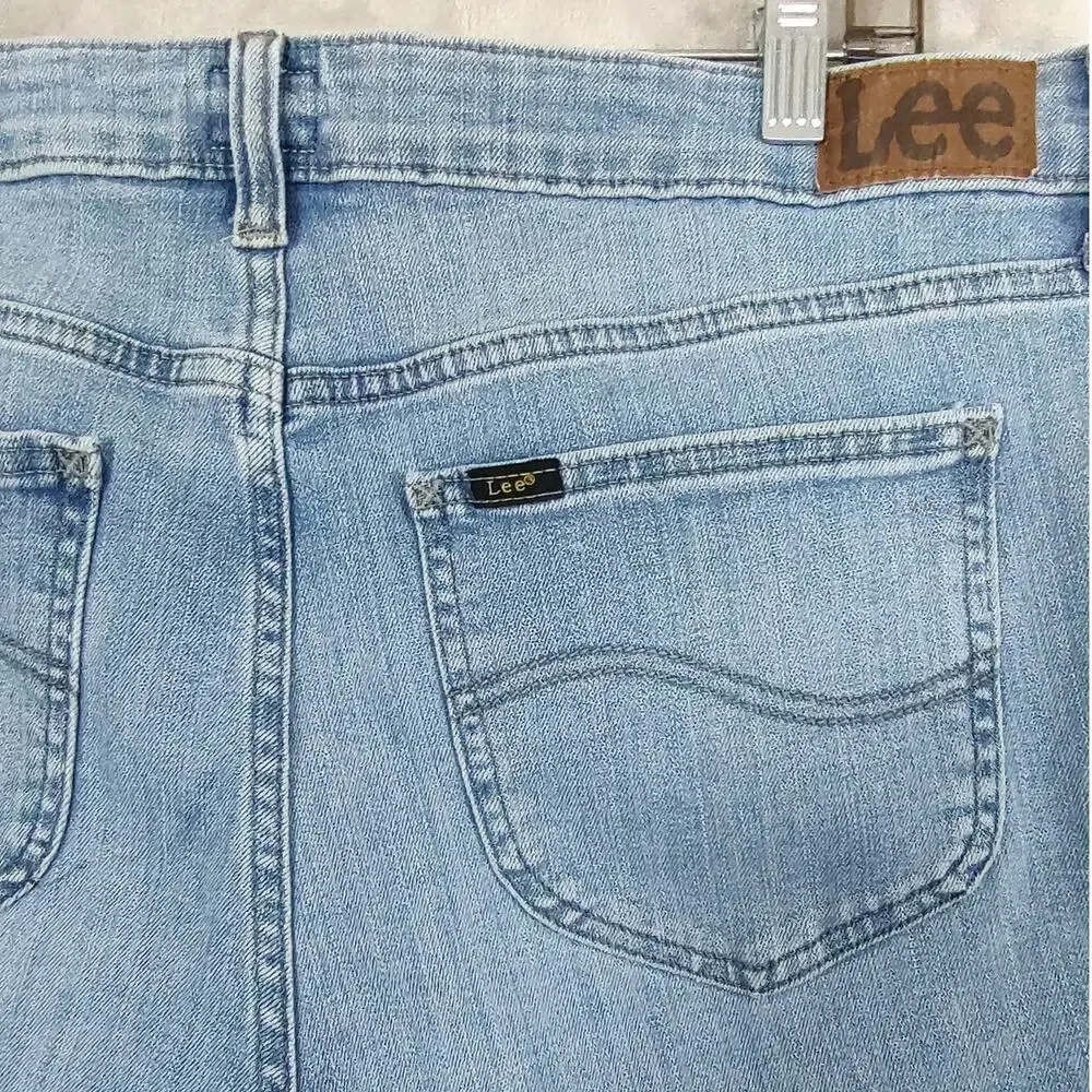 Lee Women's Mid-Rise Straight Leg Jeans Light Wash Size 18S Very Good Comdition
